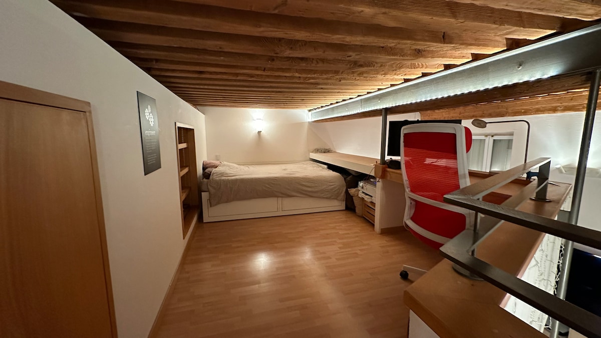 ห้องนอนที่ 2 มีเตียงคู่ (160 * 200 ซม.) และพื้นที่สำนักงานเพื่อทำงานให้เสร็จ คุณสามารถใช้หน้าจอภายนอกขนาดใหญ่ 32 นิ้วได้ 