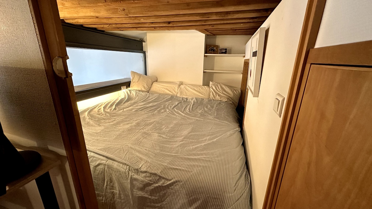 พื้นที่ห้องนอนพร้อมเตียงขนาด 2 ม. 2 ม. และผ้าปูที่นอนผ้าฝ้ายซาติน ที่นอนเอ็มม่ามีที่เก็บของมากมายทั้งสองด้านของเตียง มีการติดตั้งที่ชาร์จสมาร์ทโฟนให้คุณ 