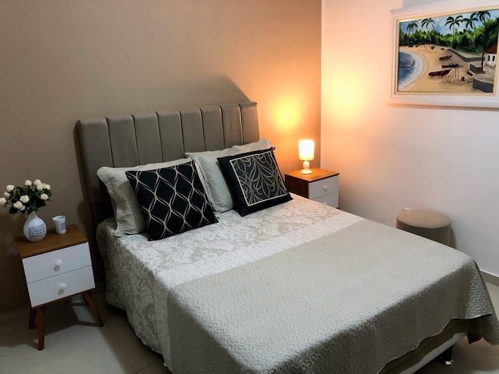 Room for 3 people with double bed and 1 auxiliary bed, bedside tables with lamp, dressing stool, auxiliary chair, comfort with 8 drawers available for use, full body mirror, ceiling fan and air conditioner.