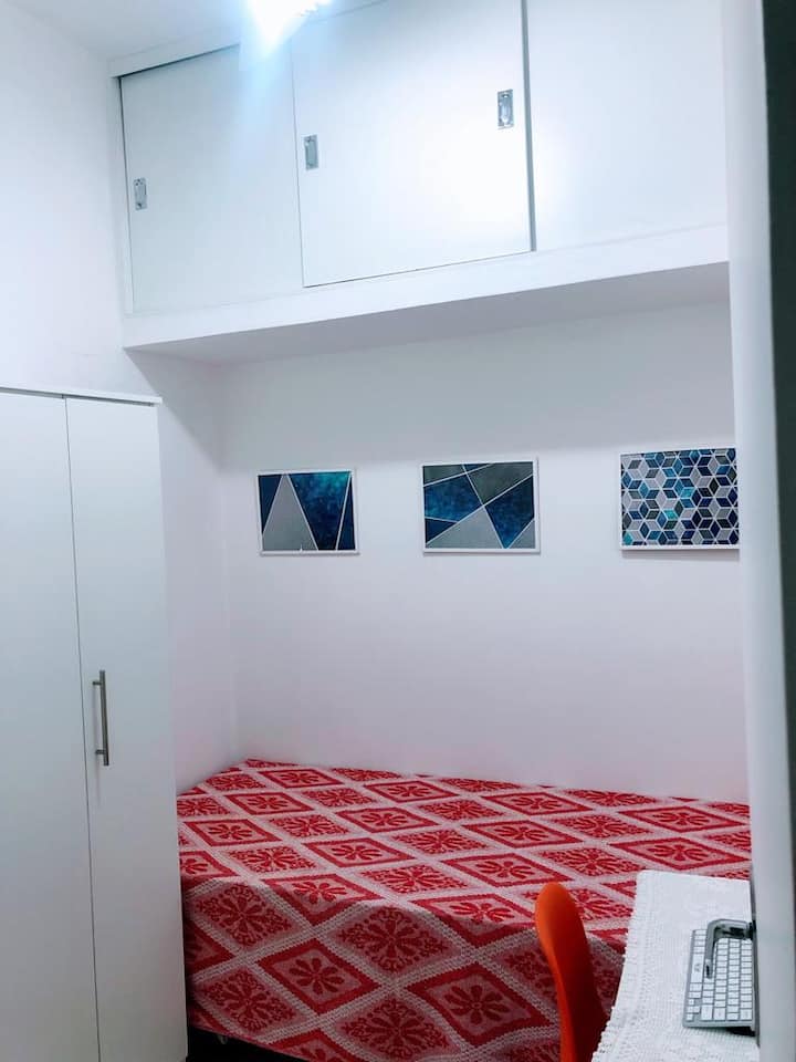 Auxiliary room with a dependency, with a single bed and an auxiliary bed, a small table for study, closet for clothes and materials, it has a ceiling fan, no air conditioning, access through the service area.