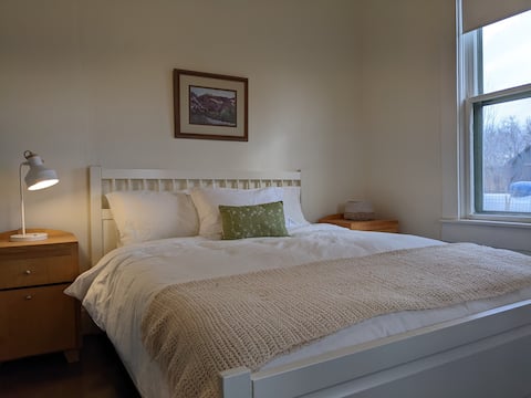 Cheerful simple 2-bedroom cottage