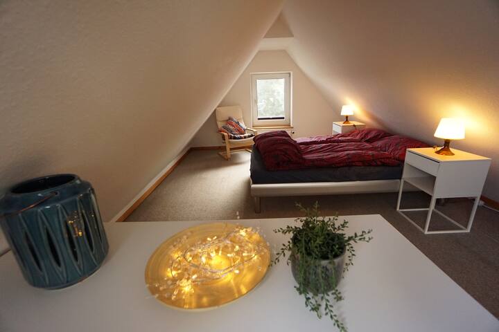 เตียงคู่ในห้องนอน