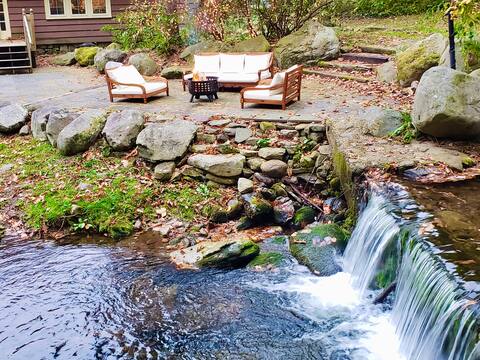 Creekside Waterfall House- Christmas Wonderland