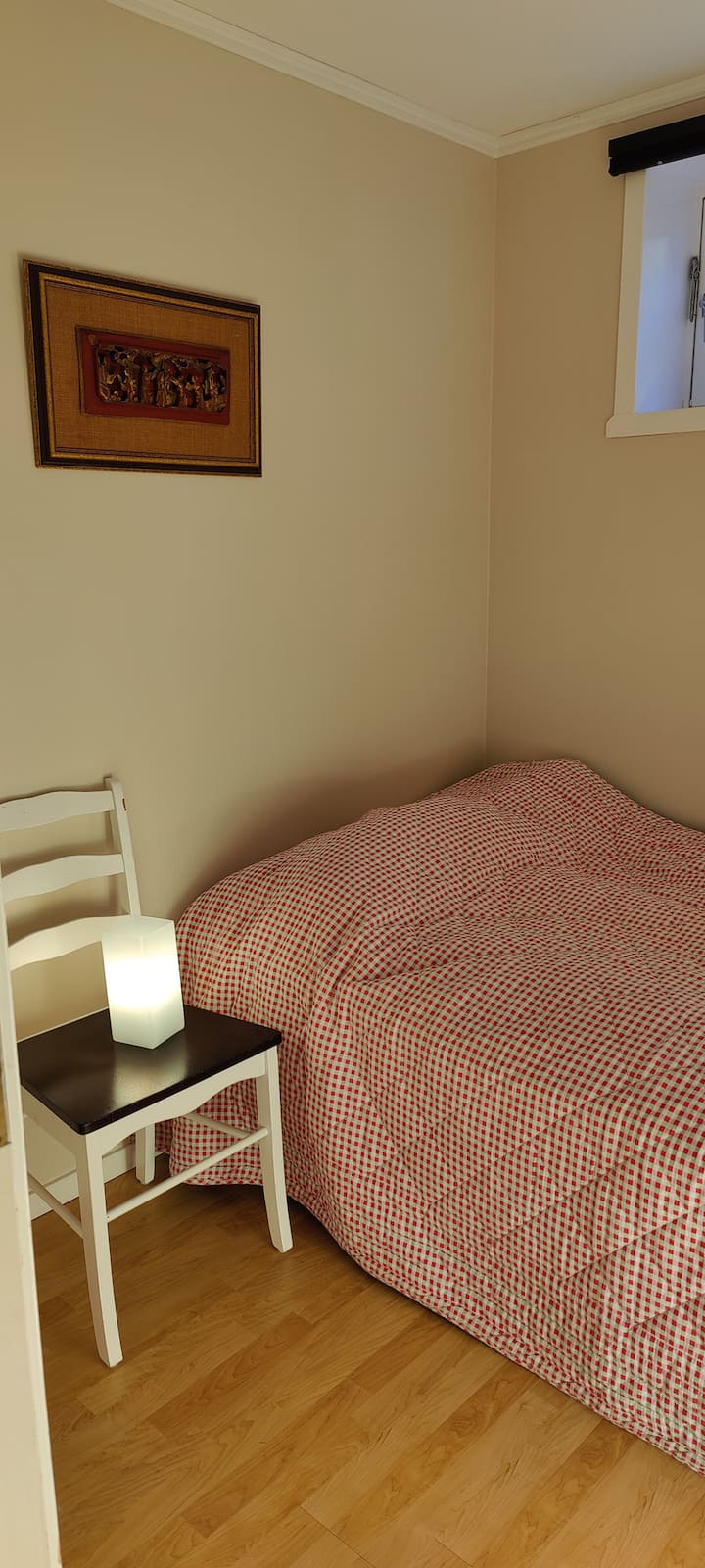 Najmenšia spálňa má 120 cm posteľ s dvoma prikrývkami a veľkým šatníkom.