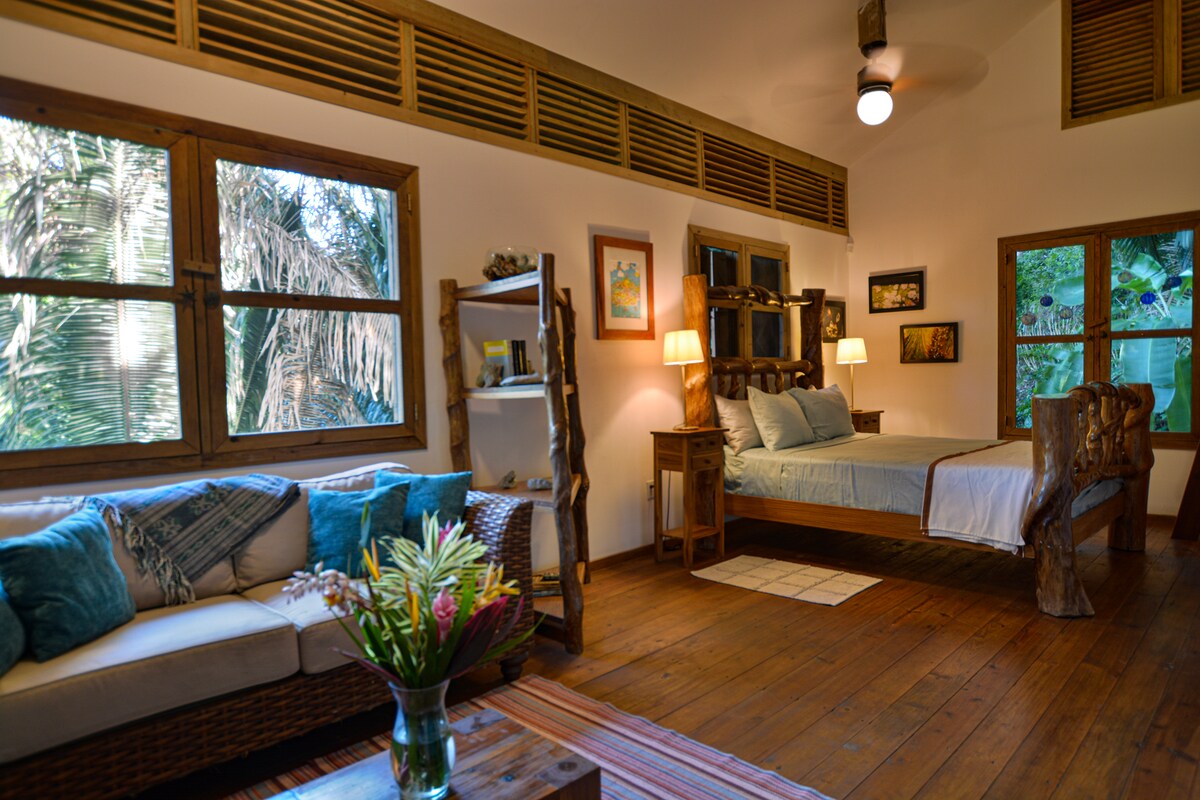 Casita设计采用固定百叶窗，以最大限度地利用空气流量，室内总是很凉爽。