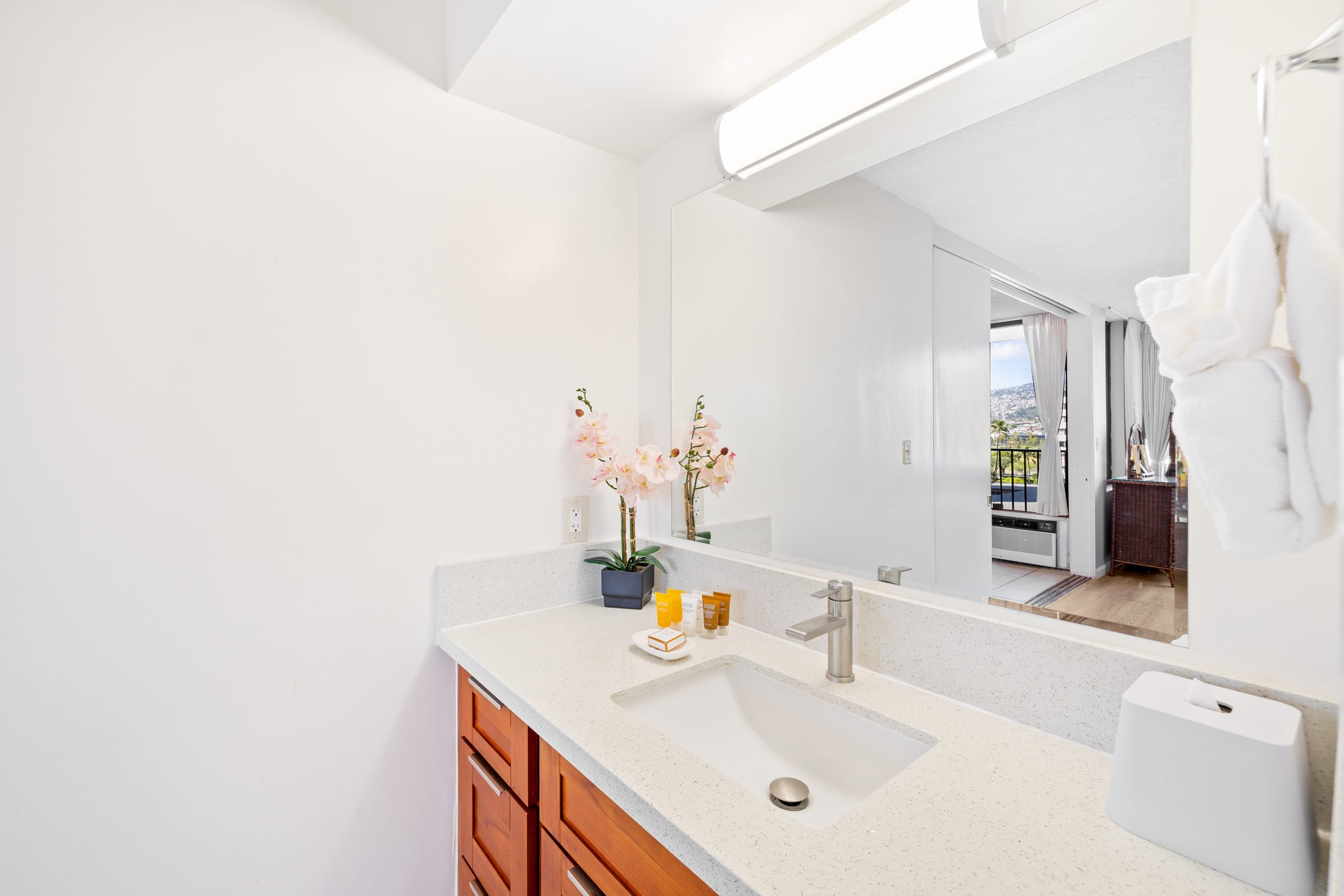 Condo in Honolulu · ★4.78 · 1 bedroom · 3 beds · 1 private bath - Image 23