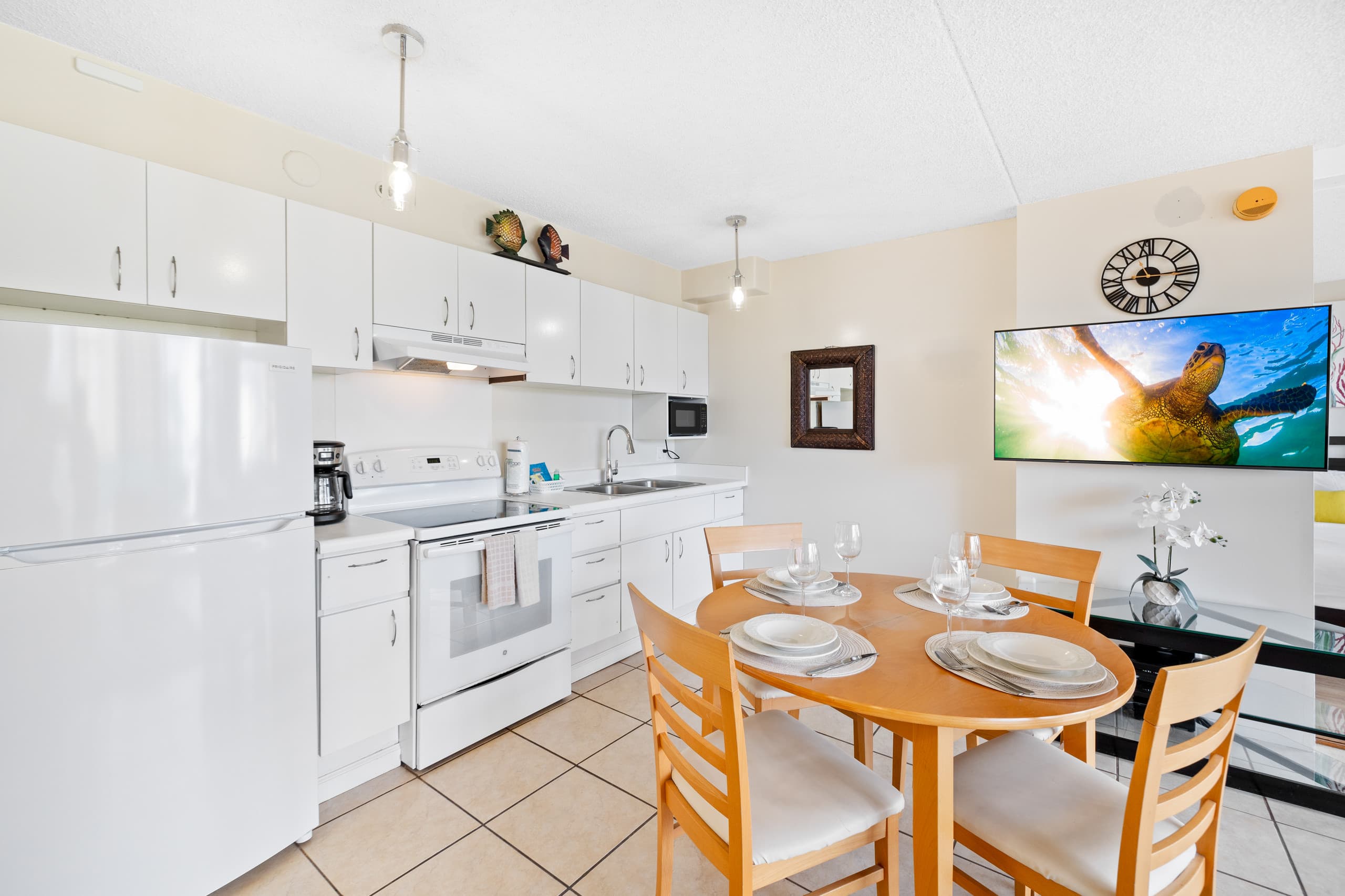 Condo in Honolulu · ★4.78 · 1 bedroom · 3 beds · 1 private bath - Image 14