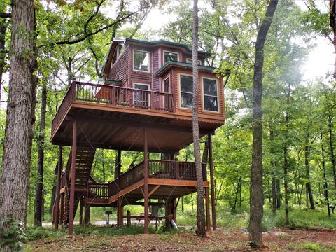 Tree House #1 - "High Hope" with Hot Tub!