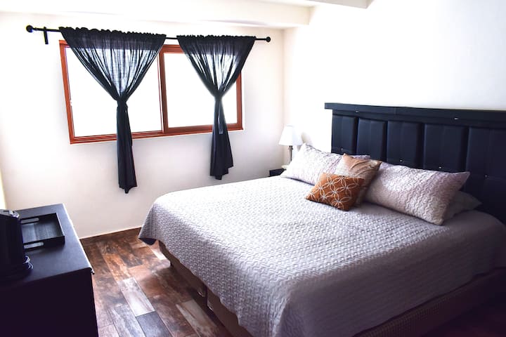 Dhomë gjumi kryesore me krevat dopio "king"