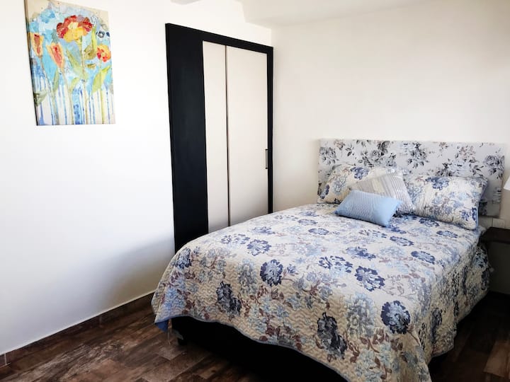 Dhoma e dytë e gjumit me krevat dopio.