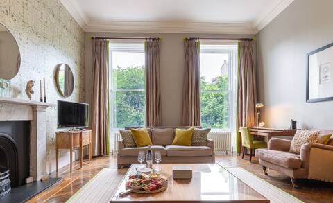 5 star Castle View Apartment Edinburgh City Centre