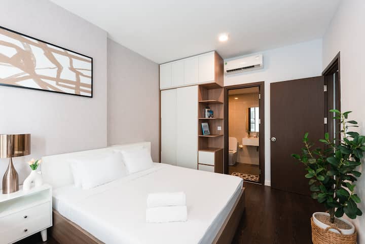 El dormitorio principal con baño