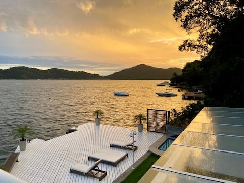 Beautiful house with magnificent view of Gipoía island