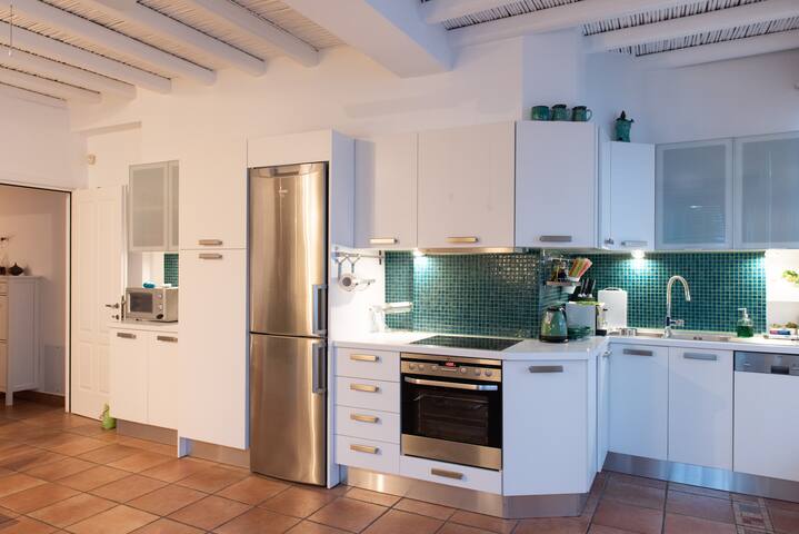 Miles Away Sifnos – Beachfront House gallery image 5