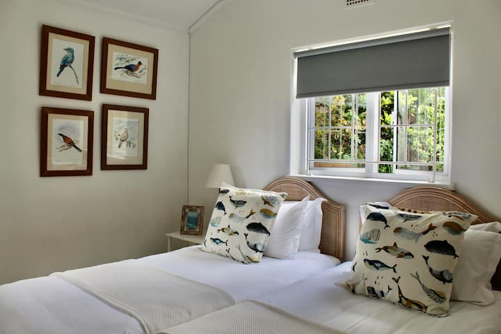 ห้องนอน 5 - หันหน้าไปทางสวน  เตียงแฝดพร้อม BIC 