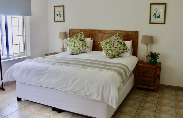 ห้องนอนหลัก - หันหน้าไปทางทะเล เตียงคิงไซส์ยาวพิเศษ