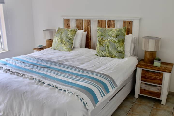 ห้องนอน 2 - หันหน้าไปทางทะเล เตียงคิงไซส์ยาวพิเศษ