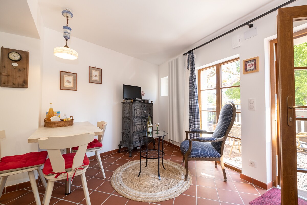 Kuhinjski stol i prostor za opuštanje s pristupom terasi. 