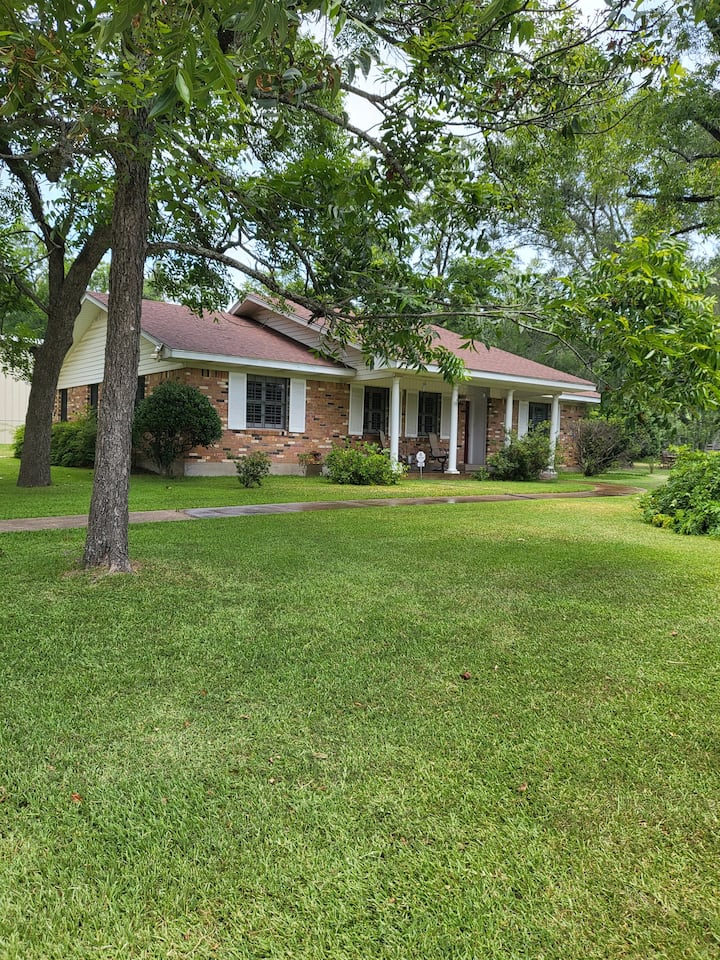 House, sleeps 8, w/ fenced back yard in Lufkin TX Houses for Rent in