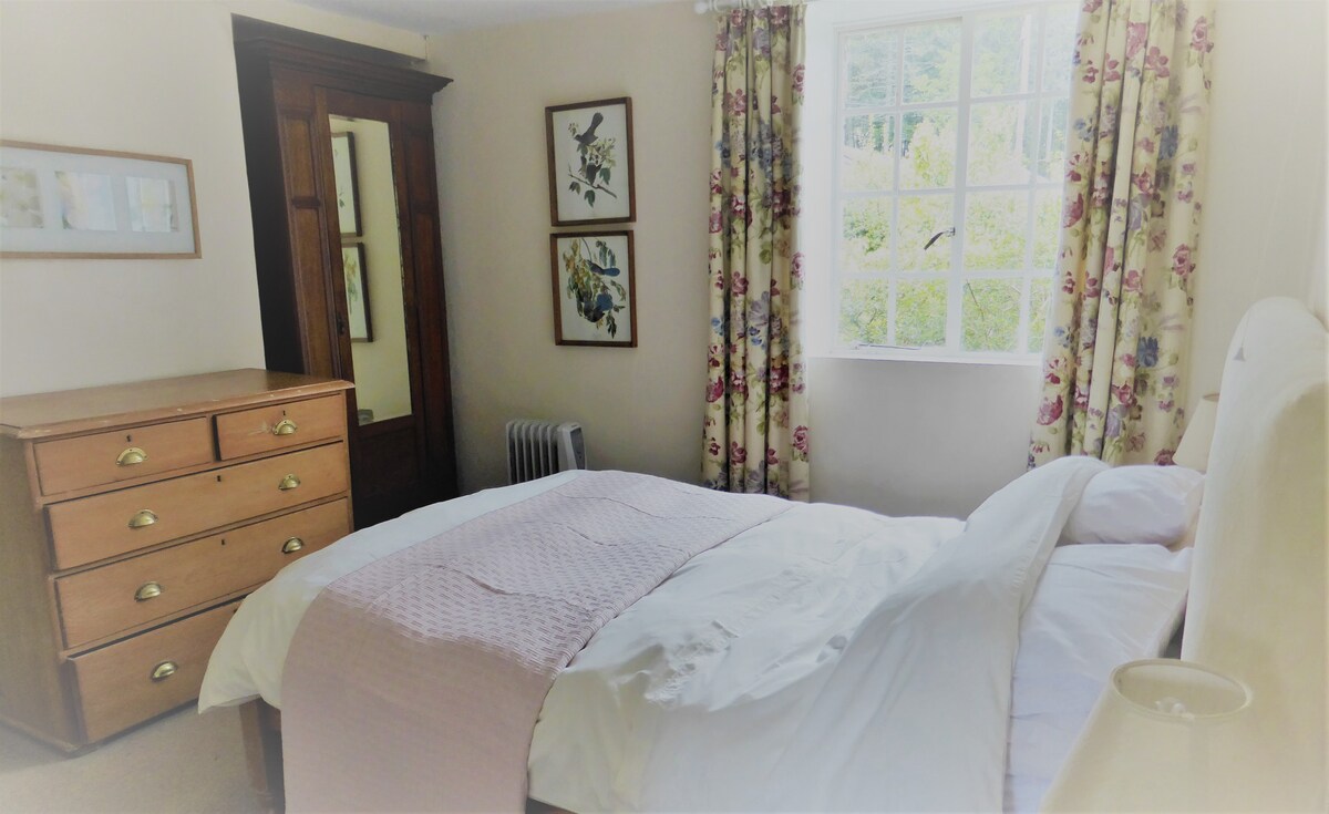 Spavaća soba s bračnim krevetom i kvalitetnom posteljinom i tuš-kabinom