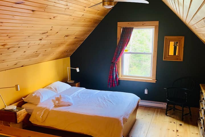 ห้องใต้หลังคากว้างขวางพร้อมเตียงควีนไซส์ 