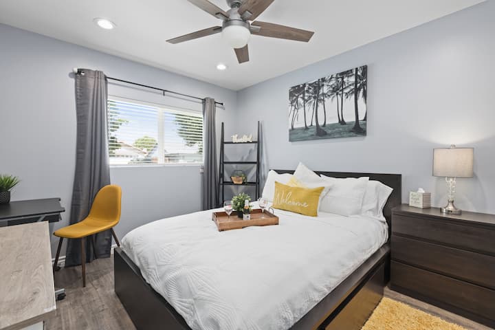 Queensize bed met smart-tv en een bureau. 
Ik ben de kast en je vindt er een strijkijzer/strijkplank, een bagagedoos en een extra deken. 