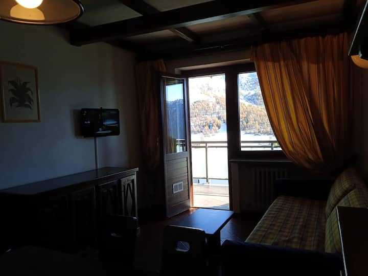 Sala de estar y acceso al balcón