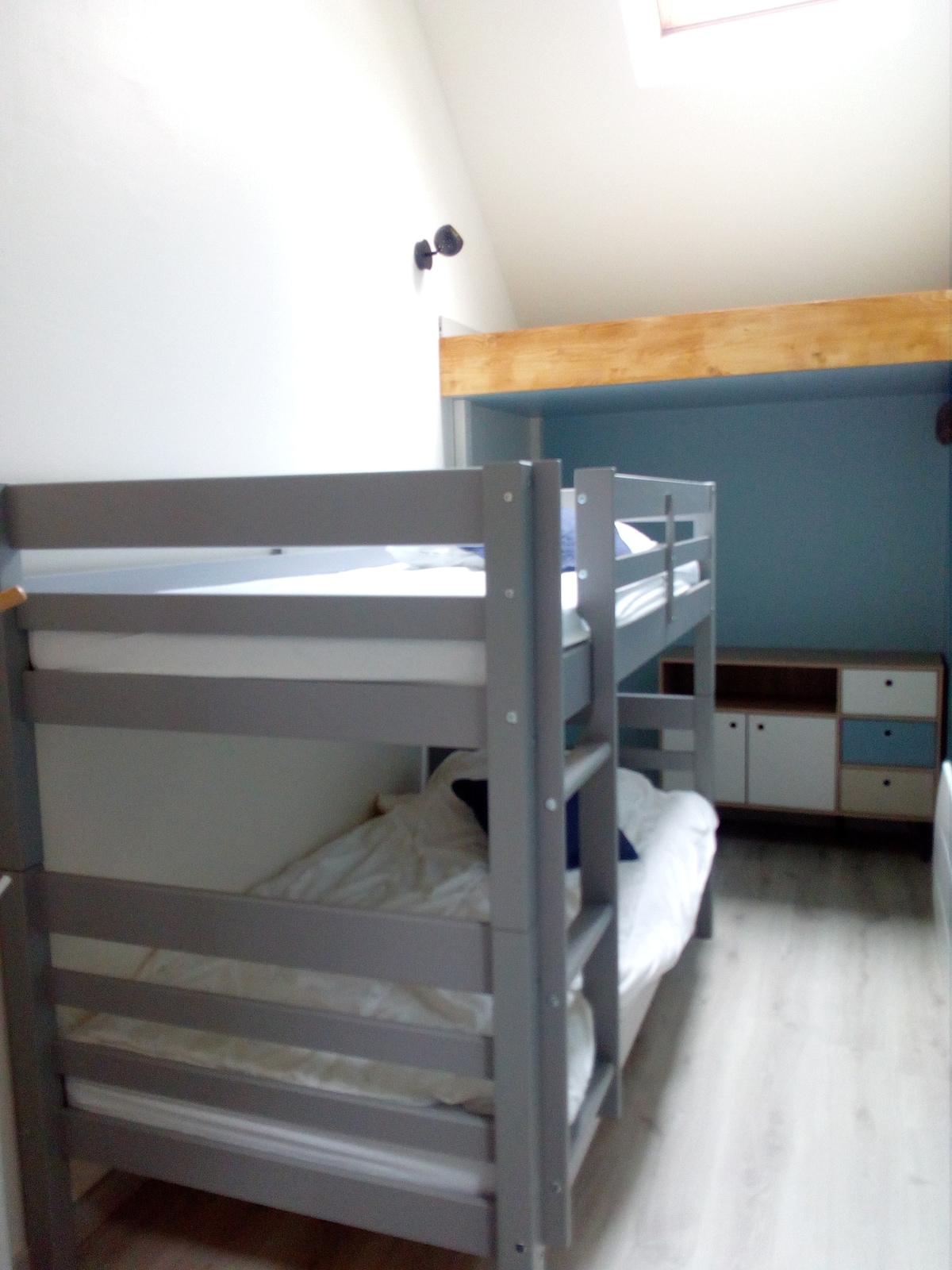 მე-2 საძინებელი ორსართულიანი საწოლებით