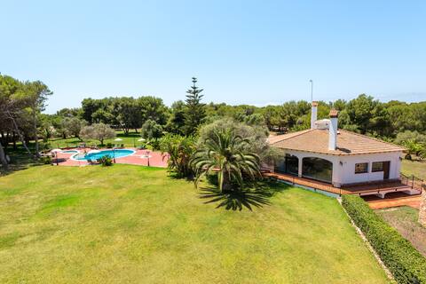 Privacy, immense Villa, tennis, pool..