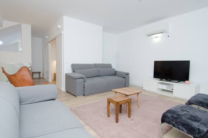 HELLENHOST: Deluxe Apartment in Gran Vía gallery image 4