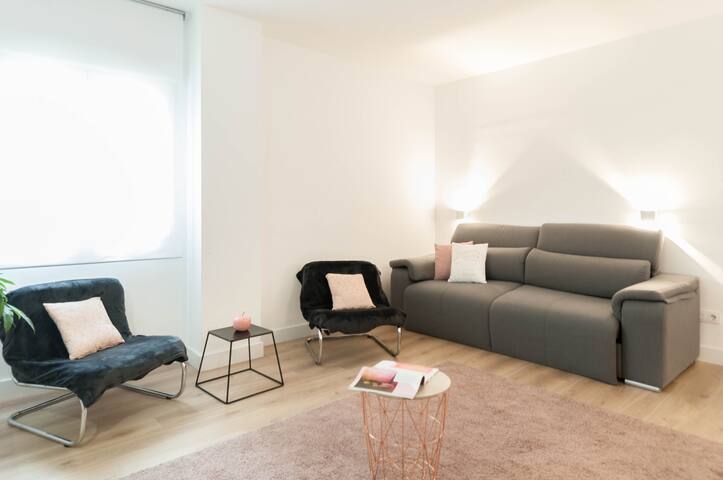 HELLENHOST: Deluxe Apartment in Gran Vía gallery image 5