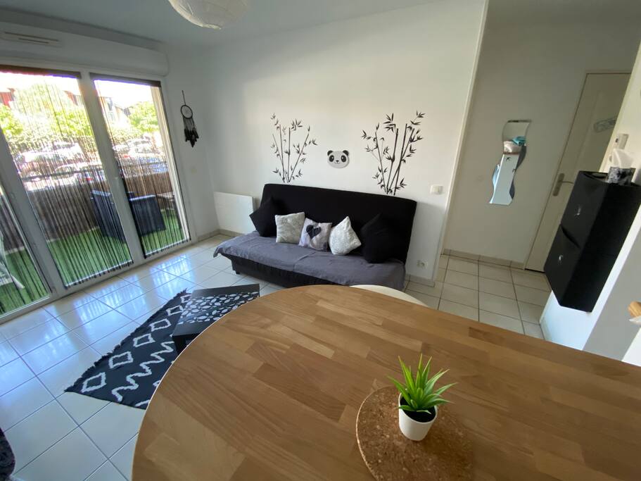 Купила квартиру дзен. Минимализм квартиры в азиатском стиле. Комната для медитации. Предметы интерьера для медитации. Дизайн квартиры дзен.