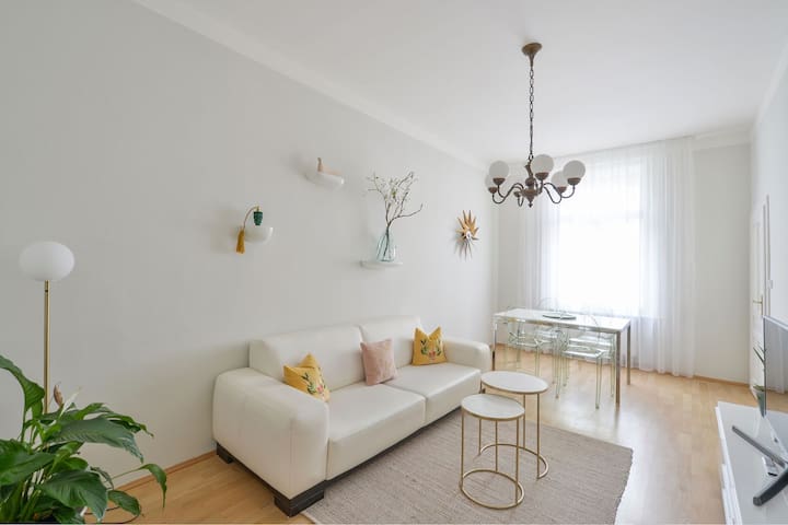 Art Nouveau Apartment with Balcony Old Town Sq 2