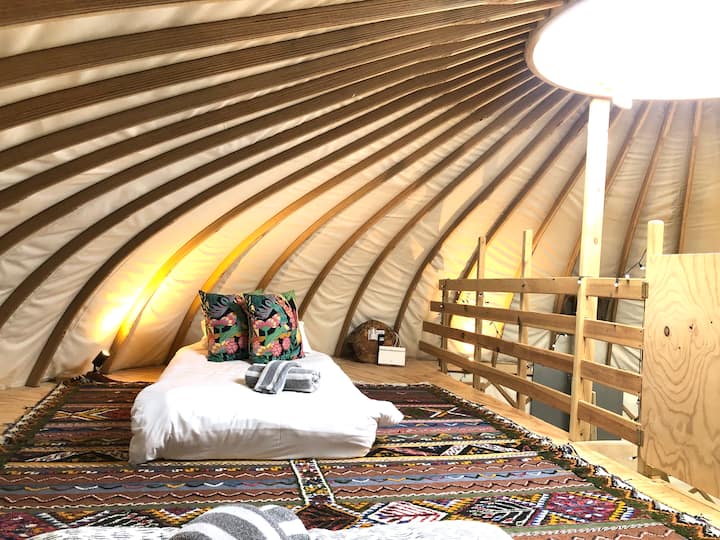 upstairs mezzanine bedroom - 2 singles 