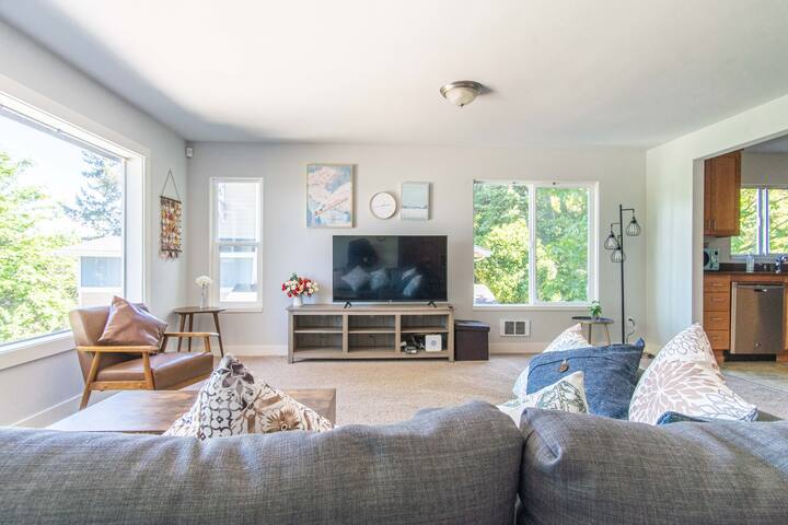 Panoramic Lake View 3800+ sqft House in Oasis