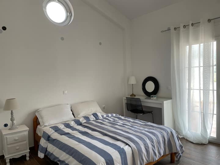 Chambre au 2e étage avec sortie sur un grand balcon