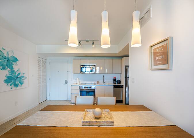 Great 2BR WaterViews@BeachwalkResort 7th Floor gallery image 4