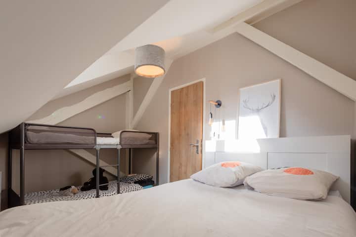 Საძინებელი 2
ორადგილიანი საწოლი და ორსართულიანი საწოლები