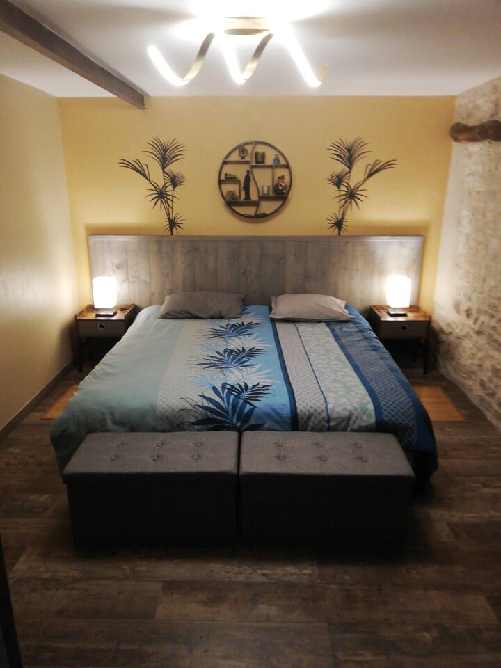 Spálňa s 2 lôžkami 90 cm blízko pri sebe.