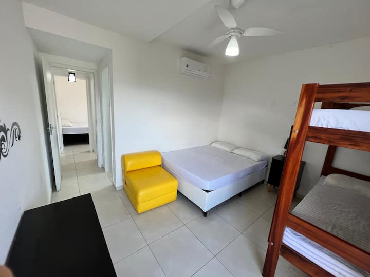 Suite con aire acondicionado y ventilador de techo