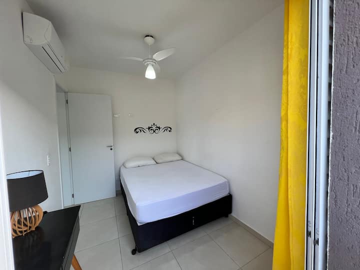 El segundo dormitorio también tiene aire acondicionado y ventilador de techo.