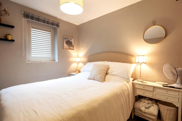 غرفة النوم الثالثة ؛ سرير مزدوج محدد