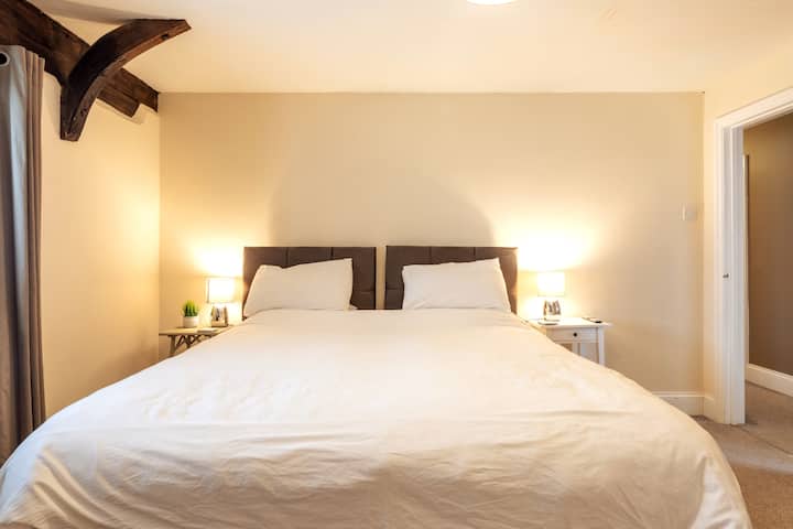 غرفة النوم الأولى ؛ يمكن تقسيمها إلى سريرين صغيرين إذا رغبت في ذلك