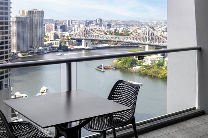 Entire 2 Bed Apartment moments from Eagle St Pier