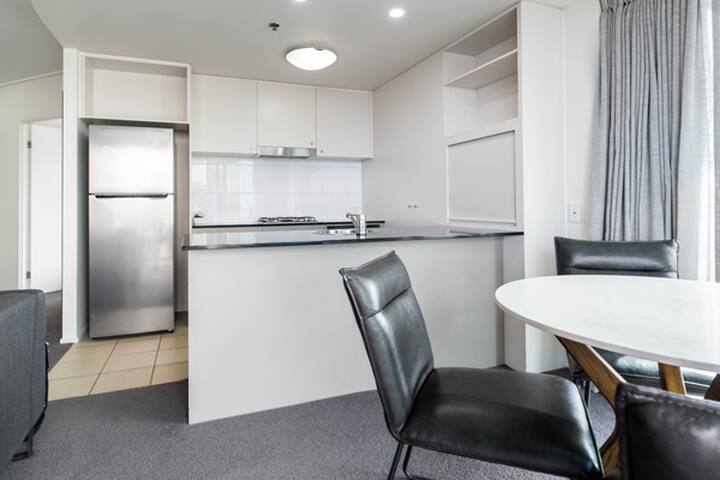 Entire 2 Bed Apartment moments from Eagle St Pier gallery image 4