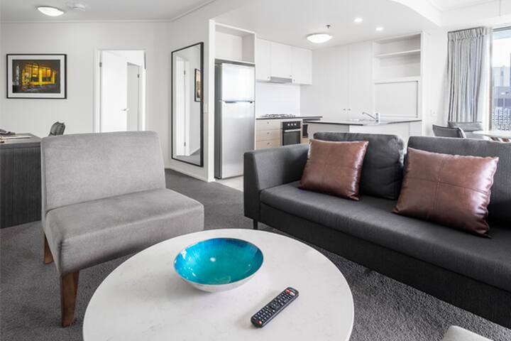 Entire 2 Bed Apartment moments from Eagle St Pier gallery image 5