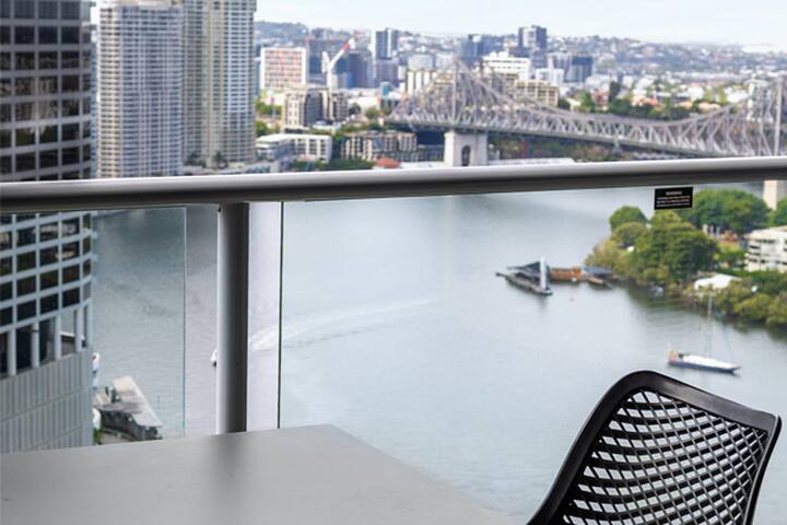 Entire 2 Bed Apartment moments from Eagle St Pier gallery image 2