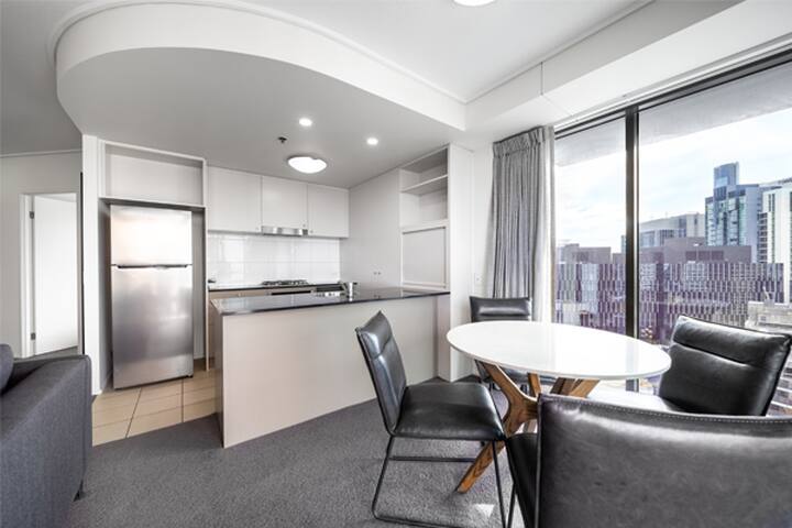 Entire 2 Bed Apartment moments from Eagle St Pier gallery image 3