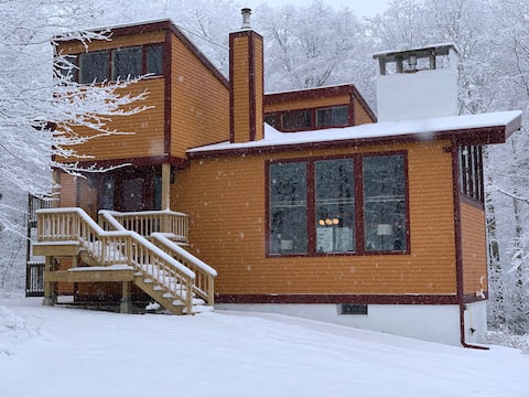Swanky Mountain Chalet 30 min.s from Burlington
