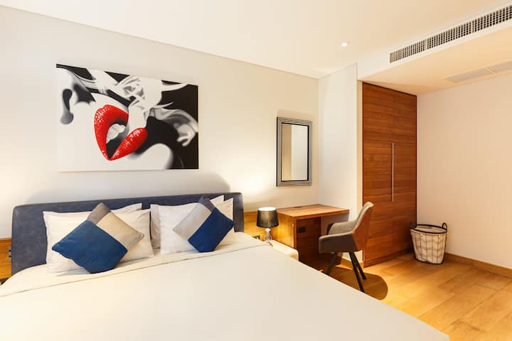 Ultra Lux 3BR Seaview Condo